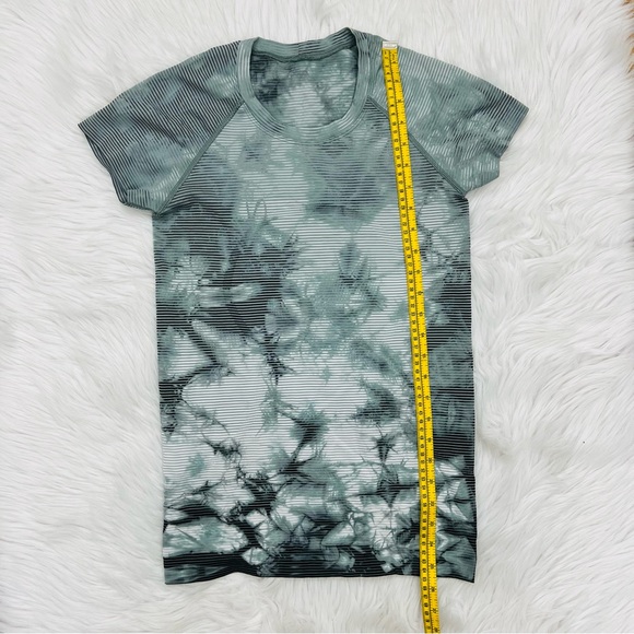 Lululemon Swiftly Tech Short Sleeve 2.0 Shibori Stripe Graphite Gray - Picture 9 of 12